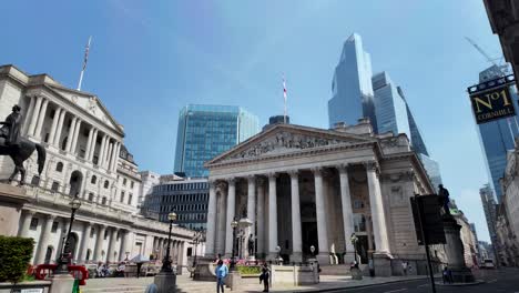 Royal-Exchange-Und-Bank-Of-England-In-Der-City-Of-London-Mit-Wolkenkratzern-Im-Hintergrund-An-Einem-Sonnigen-Morgen