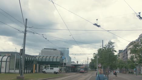 Elektrische-Straßenbahnleitungen-Oberleitung-öffentlicher-Nahverkehr