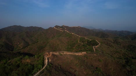 Sección-Gubeikou-Original-E-Intacta-De-La-Gran-Muralla-China-Al-Atardecer