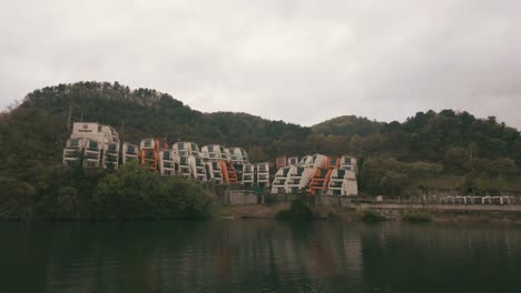 Villa-De-Lujo-Situada-En-Una-Montaña-Junto-A-Un-Sereno-Lago