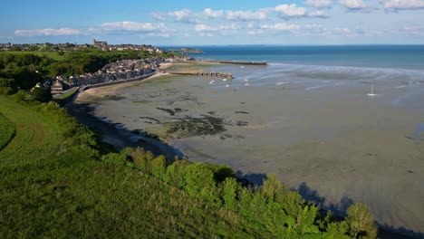 Cancale-coast-and-beach-during-low-tide,-Brittany-in-France