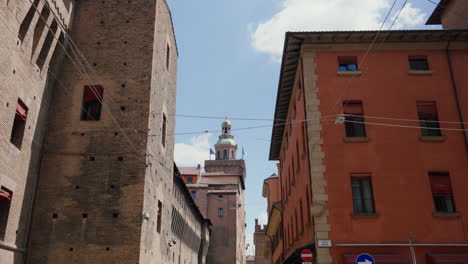 Sonniger-Tag-In-Bologna-Mit-Alten-Türmen-Und-Historischen-Gebäuden
