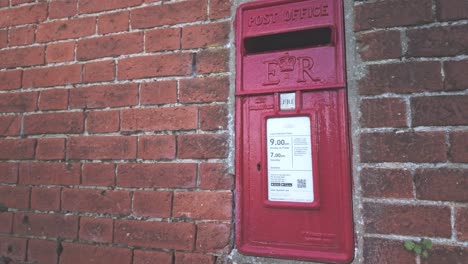 Buzón-Inglés-De-Pared-Con-Corona-De-La-Reina-Isabel-Postal-Times