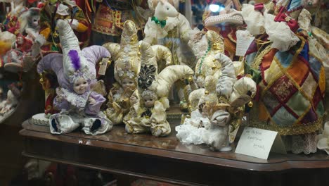 Muñecas-Ornamentadas-Con-Trajes-Elaborados-Exhibidas-En-Un-Escaparate-Veneciano