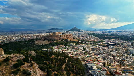 Acrópolis-Del-Templo-Religioso-En-La-Montaña-Griega-En-La-Antigua-Ciudad-De-Atenas,-Aérea