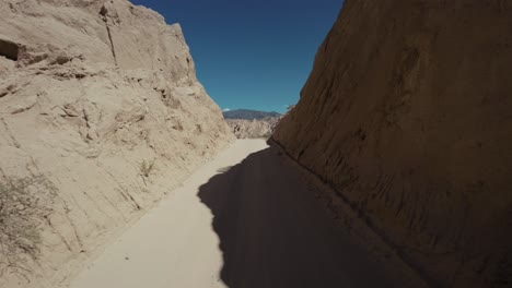 Drone-FPV-Volando-A-Través-De-Un-Cañón-En-Salta,-Noreste-De-Argentina