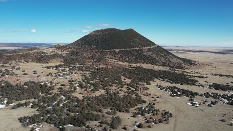 Toma-De-Drones-Del-Volcán-Capulín,-Monumento-Nacional-En-Nuevo-México,-EE.UU.