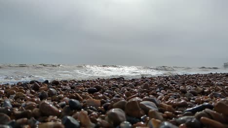 Niedrigen-Winkel-Blick-Auf-Unruhige-See-Mit-Sonne-Spiegelt-Sich-Im-Meer-Am-Strand-Von-Brighton,-Großbritannien