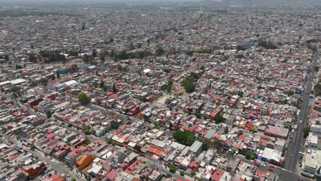 Toma-Aérea-Del-Estado-De-México-Con-Algunos-árboles.