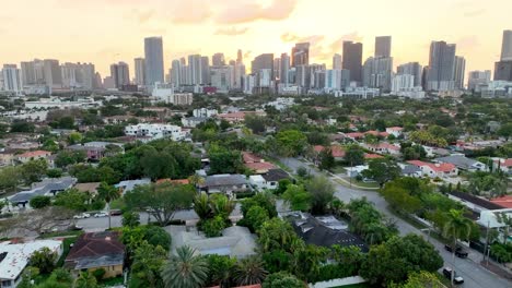 Hermoso-Amanecer-Aéreo-Hacia-El-Horizonte-De-Miami,-Florida