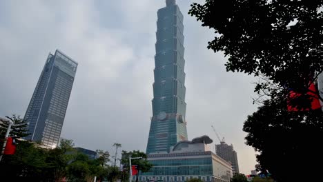 Ein-Blick-Auf-Den-Wolkenkratzer-Taipei-101,-Das-Höchste-Gebäude-Taiwans-Und-Angeblich-Eines-Der-Sichersten-Und-Am-Besten-Gestalteten-Gebäude-Der-Welt