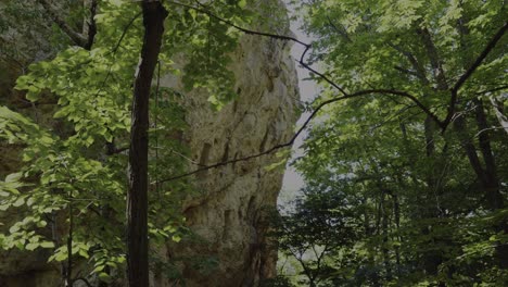 Das-Felsenheiligtum-Der-Tauben-Steine-Und-Das-Thrakische-Kultdenkmal-Im-Rhodopengebirge,-Bulgarien