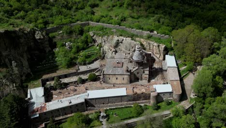 Vídeo-De-Drones-4k-Del-Monasterio-De-Geghard,-Patrimonio-Mundial-De-La-Unesco-En-Armenia