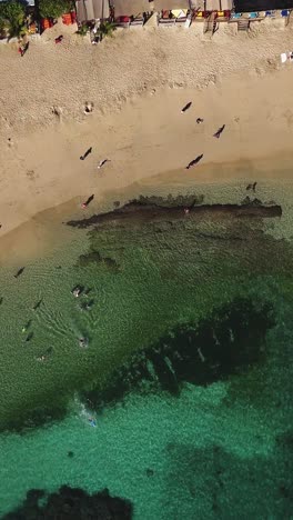 Bird's-eye-view-of-a-beach-in-Huatulco,-Oaxaca,-in-vertical-mode