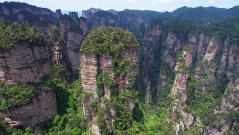 órbita-Aérea-De-Una-Imponente-Formación-Rocosa-En-Yuanjiajie,-En-El-Parque-Forestal-Nacional-De-Zhangjiajie,-China