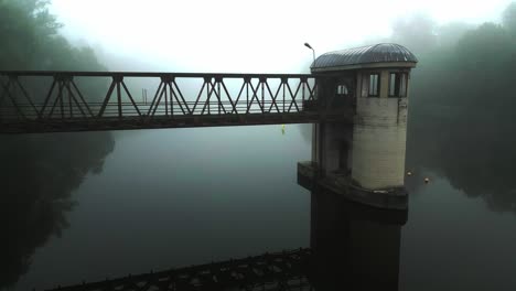 Eine-Dunstige-Szene-Mit-Einer-Verlassenen-Schleuse-über-Ruhigem-Wasser