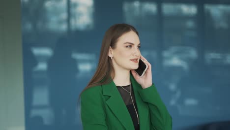 Hermosa-Mujer-Vestida-De-Profesional-Habla-En-El-Teléfono-Inteligente-Con-Una-Sonrisa-En-Su-Rostro