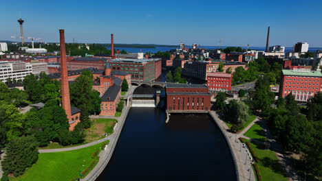 Drohne-Neigt-Sich-In-Richtung-Des-Tammerkoski-Damms,-Sonniger-Sommertag-In-Tampere,-Finnland