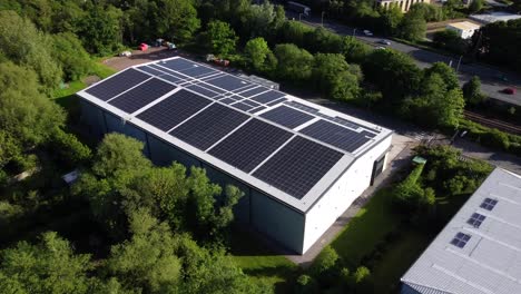 Vista-Aérea-De-Paneles-Solares-En-El-Techo-Del-Nuevo-Gran-Almacén-De-Oficinas-Industriales.