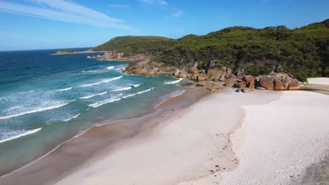 4K-Drohnenvideo-Mit-Schwenks-Zurück-Und-Weg-Vom-Wunderschönen-Strand-Am-Wilsons-Promontory-In-Victoria,-Australien