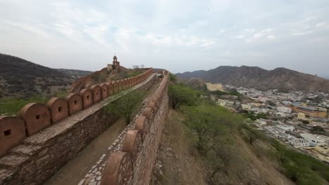 FPV-Drohne-Fliegt-über-Die-Großen-Historischen-Mauern-Von-Jaipur-In-Rajasthan,-Indien