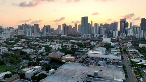 Antena-Baja-Sobre-El-Barrio-De-Miami-Con-El-Amanecer-En-El-Fondo