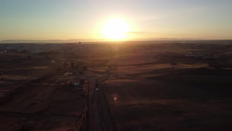 Sonnenaufgang-über-Der-Stadt-Pozoblanco-In-Córdoba-Mit-Straßen-Und-Feldern-In-Einer-Ruhigen-Umgebung-Am-Frühen-Morgen