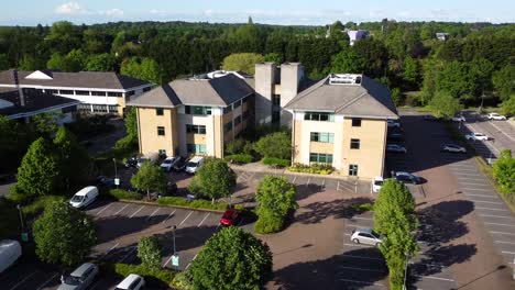 Gran-Edificio-Exterior-De-Oficinas-Comerciales-En-Un-Parque-Empresarial-En-Inglaterra