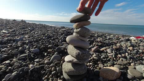 La-Torre-Se-Construye-Equilibrando-Piedras-De-Guijarros-Una-Encima-De-La-Otra-Hasta-Que-Colapsan.