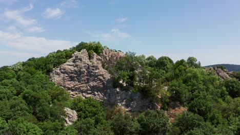 Antike-Thrakische-Nekropole-Die-Tauben-Steine-Mit-Vegetation-In-Der-Nähe-Von-Ivaylovgrad,-Bulgarien