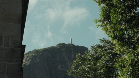 Helicóptero-Sobrevuela-La-Montaña-De-Cristo-Corcovado-En-Río-De-Janeiro