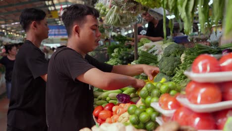 Asistentes-De-Puesto-Tareas-De-Trabajo,-Verduras,-Frutas,-Exhibición-De-Productos