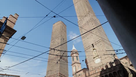 Historische-Türme-Erheben-Sich-Unter-Klarem-Himmel-über-Bolognas-Altstadt