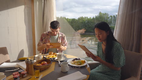 Pareja-Pidiendo-Desayuno-En-El-Restaurante-De-Un-Crucero-De-Lujo