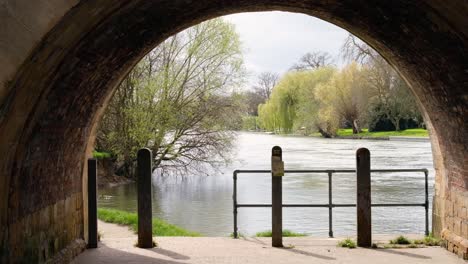 Vista-Panorámica-Del-Río-Támesis-Bajo-El-Arco-De-Piedra-Del-Puente-En-La-Histórica-Ciudad-Comercial-Y-La-Parroquia-Civil-De-Wallingford,-South-Oxfordshire,-Inglaterra