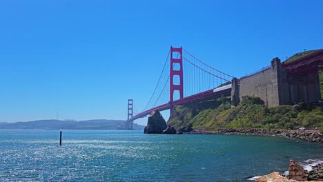 Hito-Del-Puente-Golden-Gate-Con-Cielos-Azules-Desde-Moore-Road-Cerca-De-Sausalito,-California,-EE.UU.