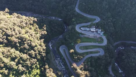 Atemberaubende-Luftaufnahme-Des-Yunga-Waldes-Und-Der-Route-307,-Aufgenommen-Mit-Einer-Drohne,-Zeigt-Die-Kurvenreichen-Straßen-Und-Die-Atemberaubende-Vegetation