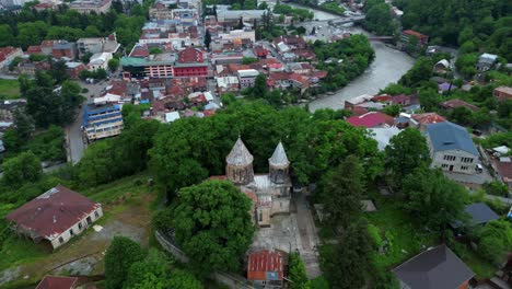 Kleine-Georgisch-orthodoxe-Kirche,-Umgeben-Von-Bäumen-In-Kutaisi,-Georgien