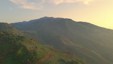 Vulkan-Mount-Prau-Im-Goldenen-Sonnenuntergang,-Reiseziel-Indonesien-Dröhnt-Vorwärts