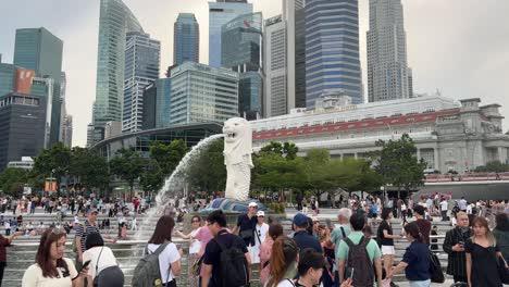 Los-Turistas-Toman-Fotos-En-El-Parque-Merlion-Con-Vistas-A-La-Bahía-Marina-En-Singapur.