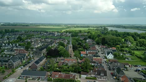 Volando-Sobre-El-Pueblo-De-Mijnsheerenland-En-Los-Países-Bajos