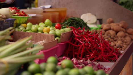 Rote,-Lockige-Chilischoten-Auf-Einem-Indonesischen-Marktplatz