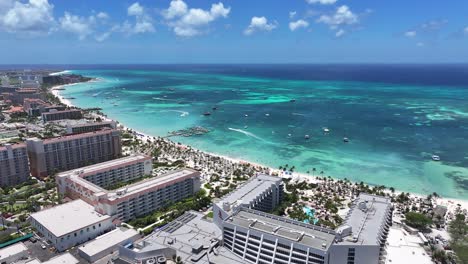 Hoteles-De-Gran-Altura-En-Palm-Beach-En-Oranjestad,-Aruba