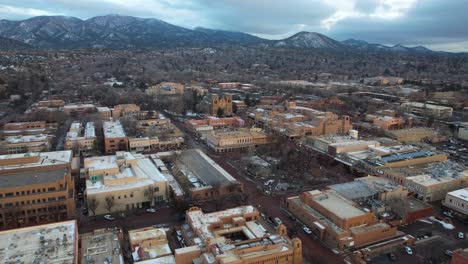 Centro-De-Santa-Fe,-Nuevo-México,-Estados-Unidos,-En-El-Día-De-Invierno,-Vista-Aérea-De-Edificios-Y-Calles