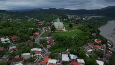 Descubra-La-Belleza-De-La-Catedral-De-Bagrati-En-Kutaisi,-Georgia,-Con-Impresionantes-Tomas-De-Drones-En-4k-A-60-Fps-Que-Capturan-Su-Grandeza-Histórica.