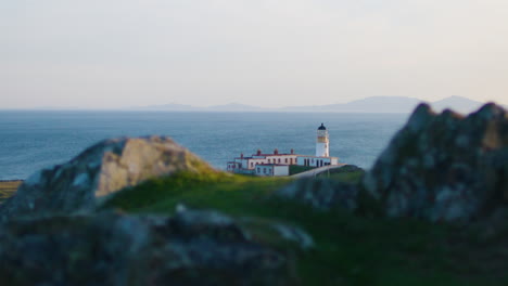 Leuchtturm-Von-Neist-Point,-Wahrzeichen-Der-Isle-Of-Skye,-Hinter-Felsen-Zu-Sehen