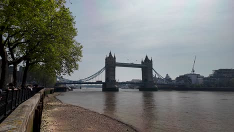 Morgenansicht-Der-Tower-Bridge-Bei-Ebbe-über-Der-Themse