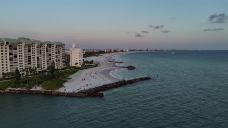 Drohnenaufnahmen-Vom-Strand-Bei-Sonnenuntergang-In-St.-Petersburg,-Florida