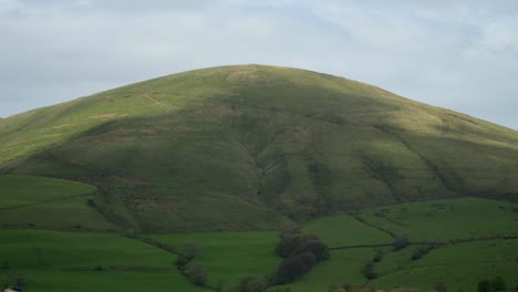 Sombras-De-Nubes-Moviéndose-Sobre-Una-Gran-Colina-En-La-Campiña-Inglesa-De-Primavera