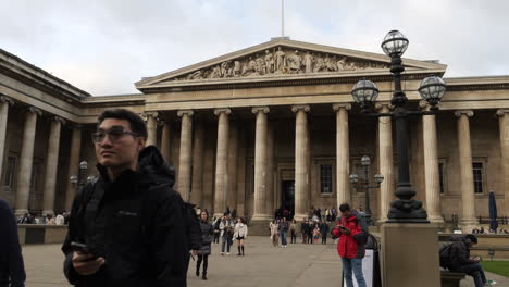 Fassade-Des-British-Museum-In-London-Mit-Menschen,-Neigung-Nach-Unten-In-Zeitlupe